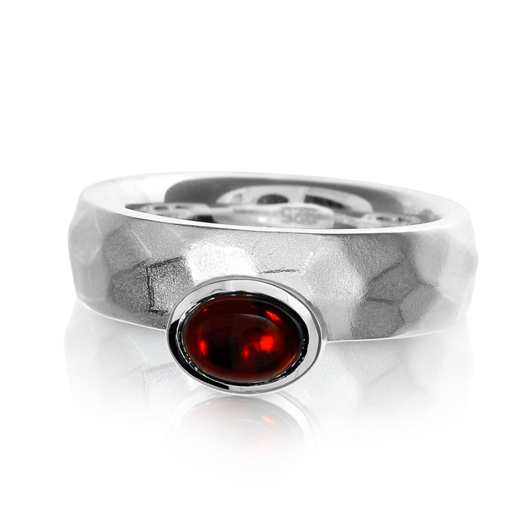 Ring Silber Hammerschlag Granat 7x5 oval Ringweite 52